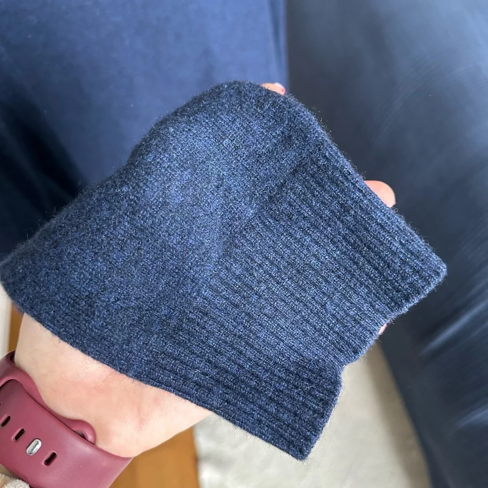Neiman Marcus Men’s Blue Cashmere V-Neck Pullover Sweater - Picture 5 of 7